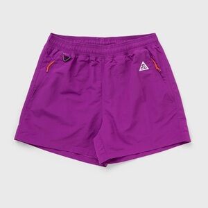 NIKE ACG "RESERVOIR GOAT" SHORTS BERRY COLOR